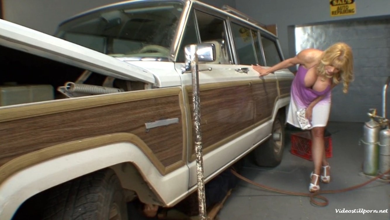 Поебал в туалете на авто сервисе.