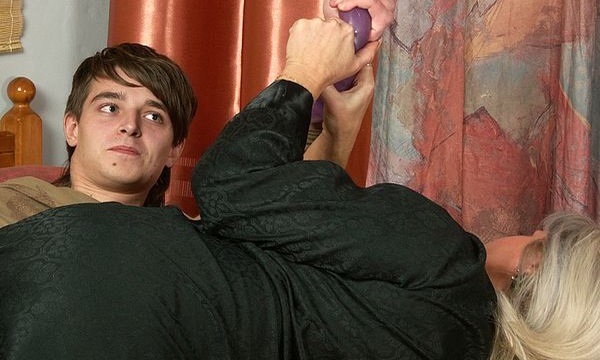 Сын шпахнул мамку лучше чем отец это делал