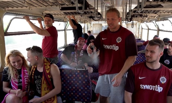 Групповушка в автобусе фанов чешской сборной по футболу.