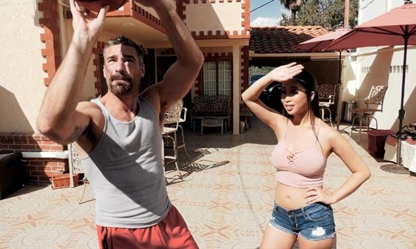 Восхищенная игрой соседа в баскетбол азиатка течет и соблазняет.