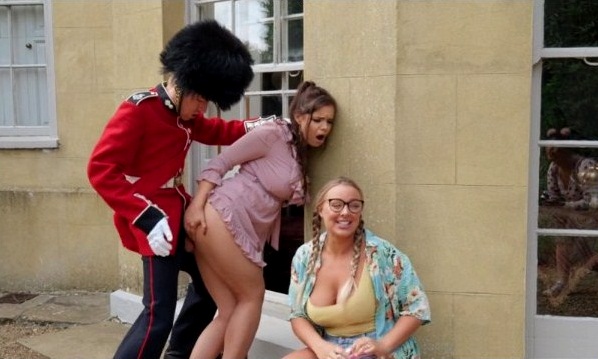 Охранник её светлости не покинет пост даже когда трогают за член.