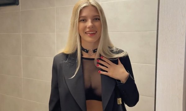 Сисястая путана ошиблась этажем, но и здесь ей рады и отлично от трахают.